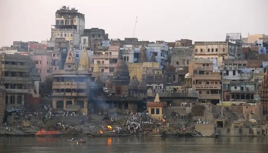 अस्सी घाट वाराणसी गाइड 2026: सुबह-ए-बनारस, पौराणिक इतिहास और यात्रा टिप्स